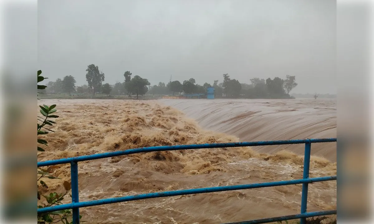 बलरामपुर में बारिश का कहर, नदी का बढ़ता जलस्तर बना खतरा