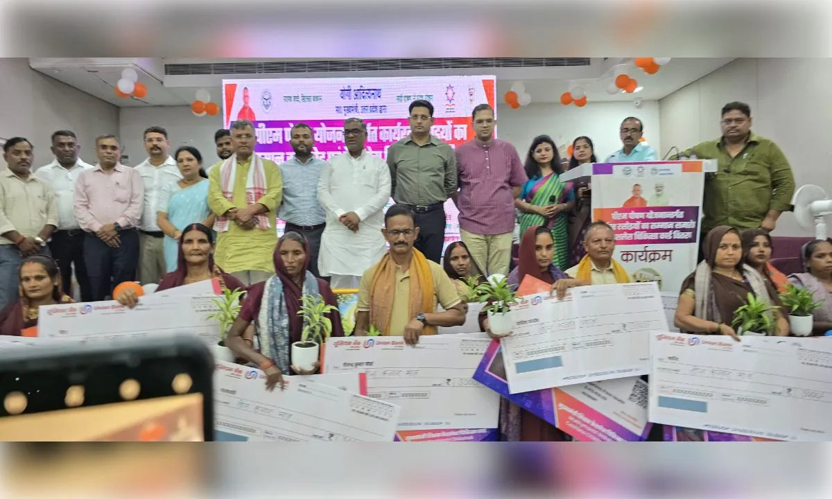 जौनपुर में 8,325 रसोइयों को बढ़ा मानदेय, मिलेंगे कैशलेस कार्ड 