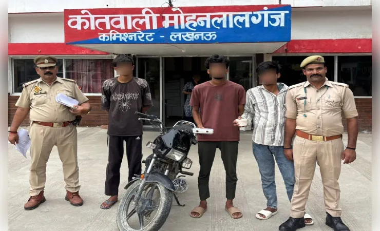 चलती सड़क पर मोबाइल स्नैचिंग करने वाले तीन बदमाश गिरफ्तार, छीना गया फोन और बाइक बरामद