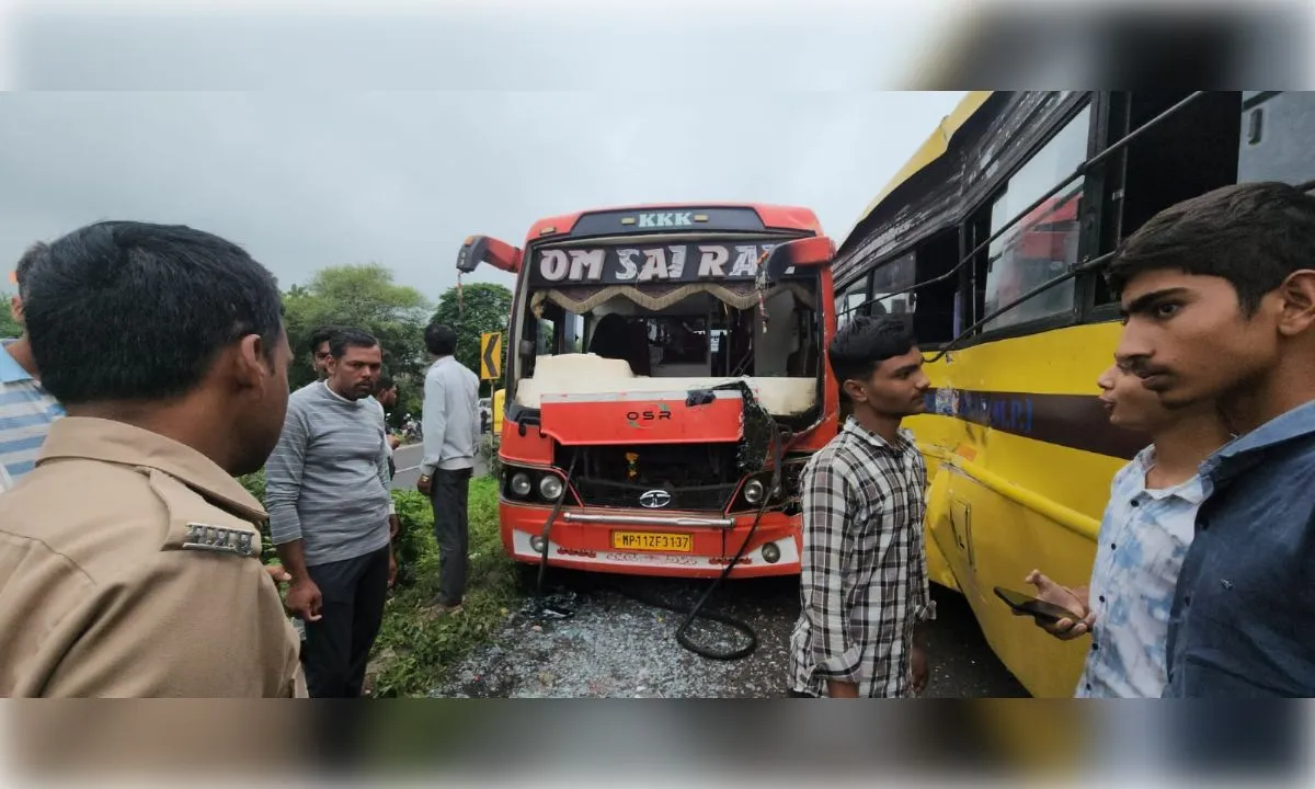 धार सड़क हादसा: स्कूली बच्चों से भरी बस को यात्री बस ने मारी टक्कर