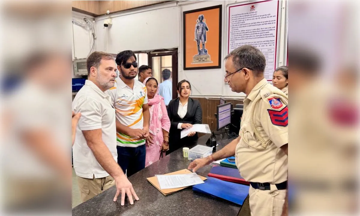 घायल छात्र संग डीसीपी ऑफिस पहुंचे राहुल गांधी, एफआईआर की मांग