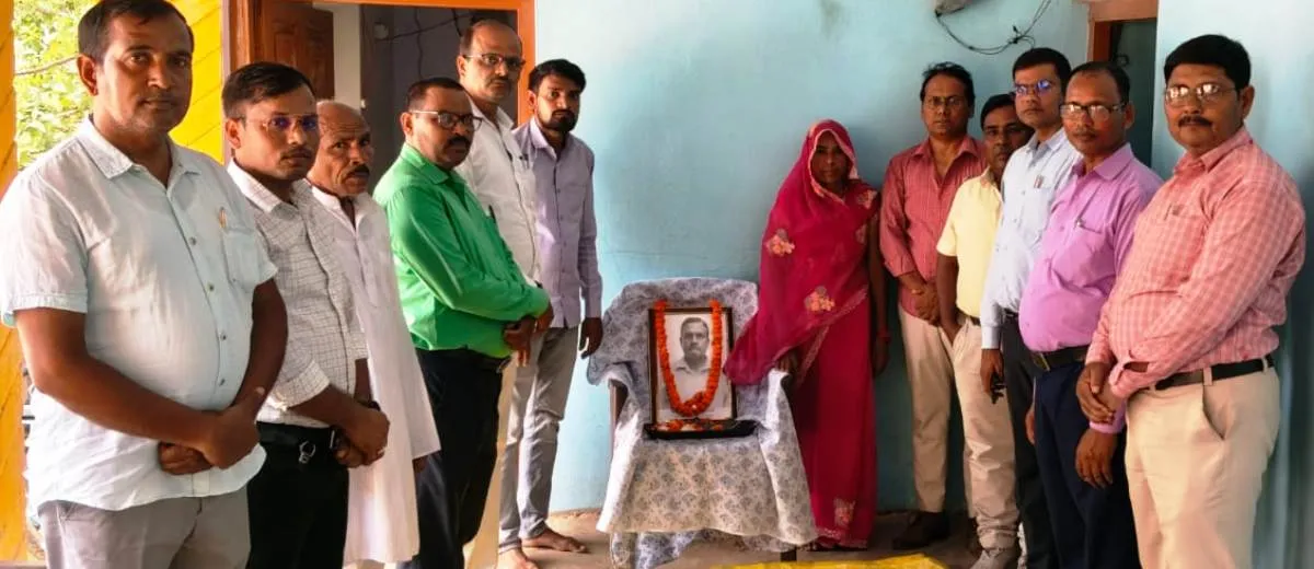 दिवंगत शिक्षक राजकुमार चौधरी के परिजनों को मिलेगा  50 लाख रुपये की आर्थिक सहायता