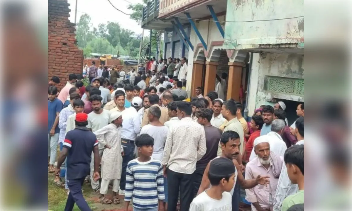  बाराबंकी: जर्जर दीवार गिरने से मासूम भाई-बहन की मौत, तीन घायल