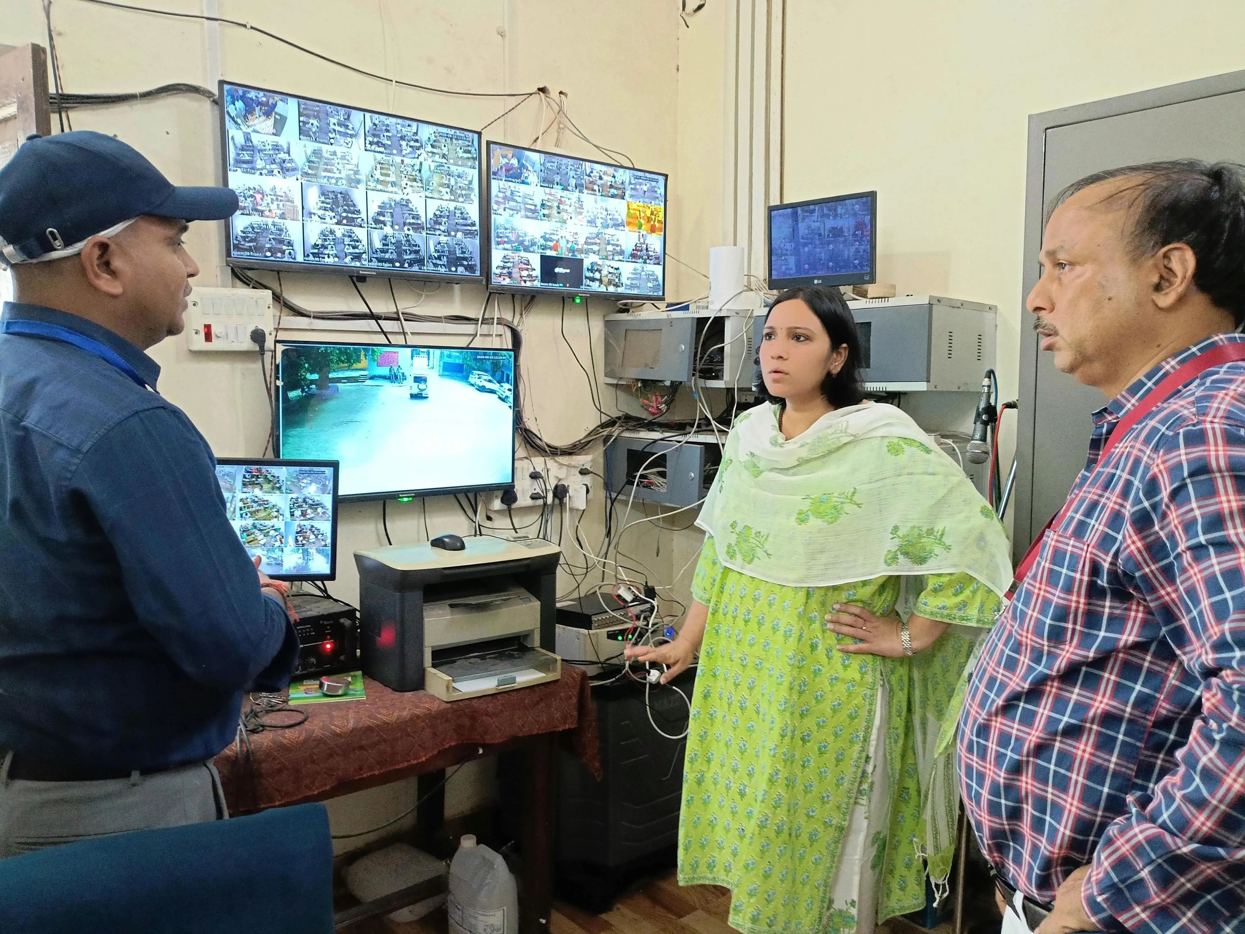 डीएम ने केंद्र व्यवस्थापकों को सभी दिशा-निर्देशों का कड़ाई से पालन करने का दिया निर्देश 