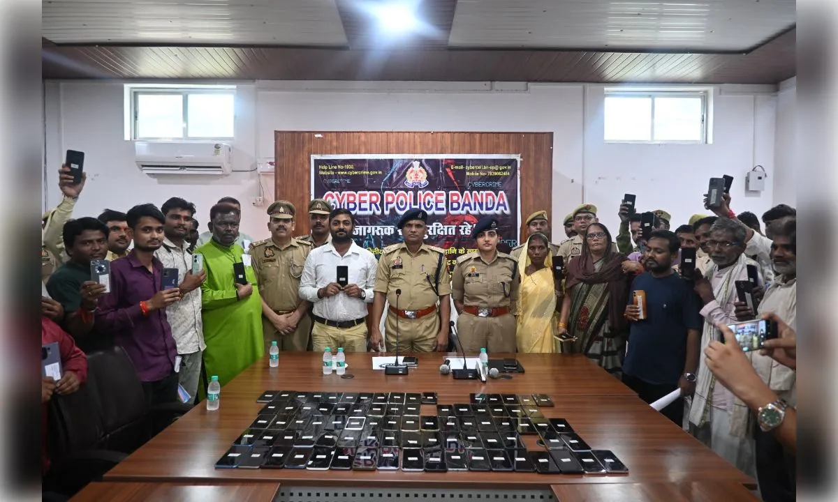 पुलिस ने जनता के खोए 111 मोबाइल फोन के स्वामियों को सौंपा
