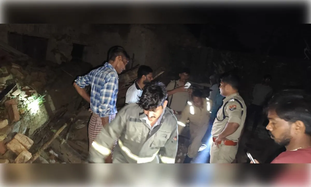 औरैया में गिरी जर्जर दीवार , एक ही परिवार के दबे पांच लोग....