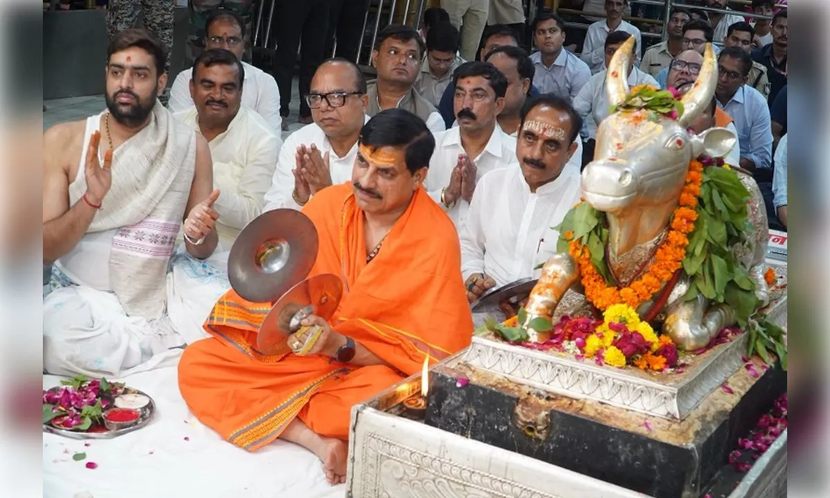 श्रावण में महाकाल की शरण में CM मोहन यादव, बजाई झांझ