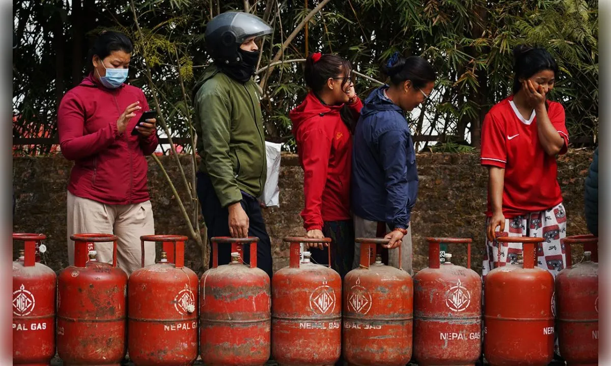 नेपाल में एलपीजी संकट घटा, आपूर्ति सामान्य होने की उम्मीद