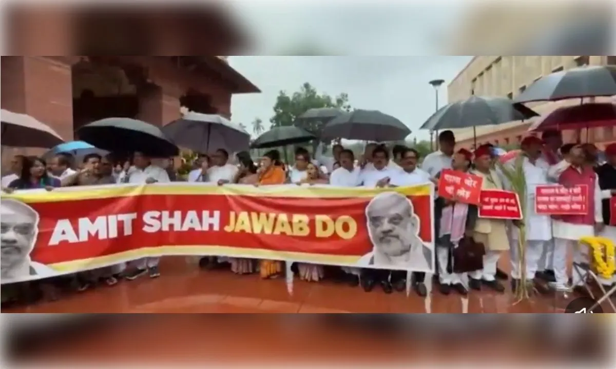 'अमित शाह जवाब दो' के नारों के साथ विपक्ष का संसद परिसर में हंगामा