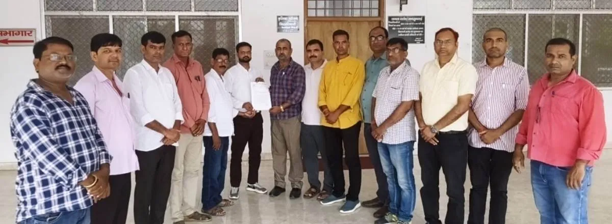 कांवड़ अवकाश, समायोजन, जनगणना मानदेय को लेकर शिक्षकों ने डीएम को सौंपा ज्ञापन