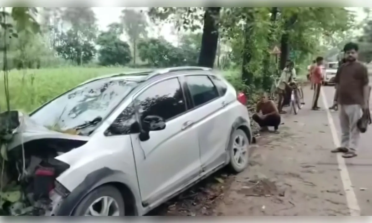  पेड़ से टकराई अनियंत्रित कार 2 श्रद्धालुओं की मौत 2 घायल
