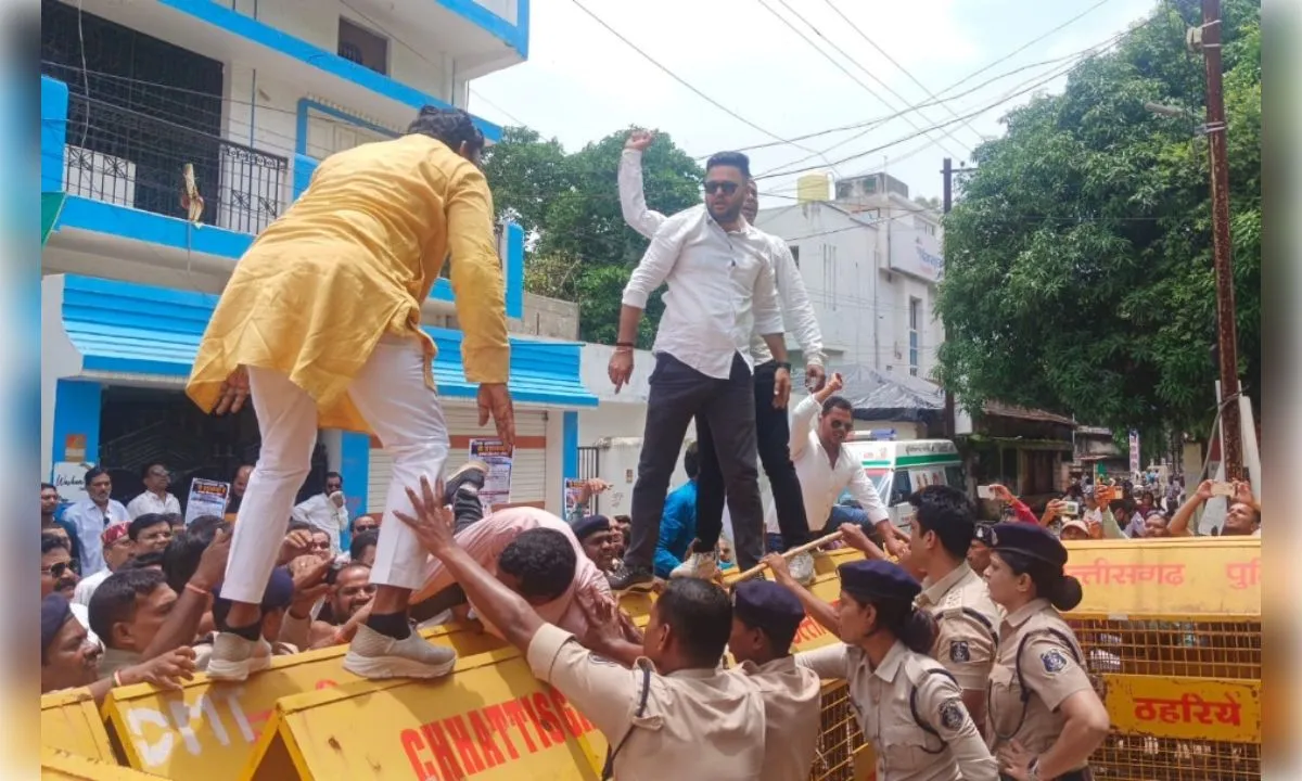 धमतरी: स्वास्थ्य सुविधाओं को लेकर कांग्रेस का प्रदर्शन, ज्ञापन सौंपा
