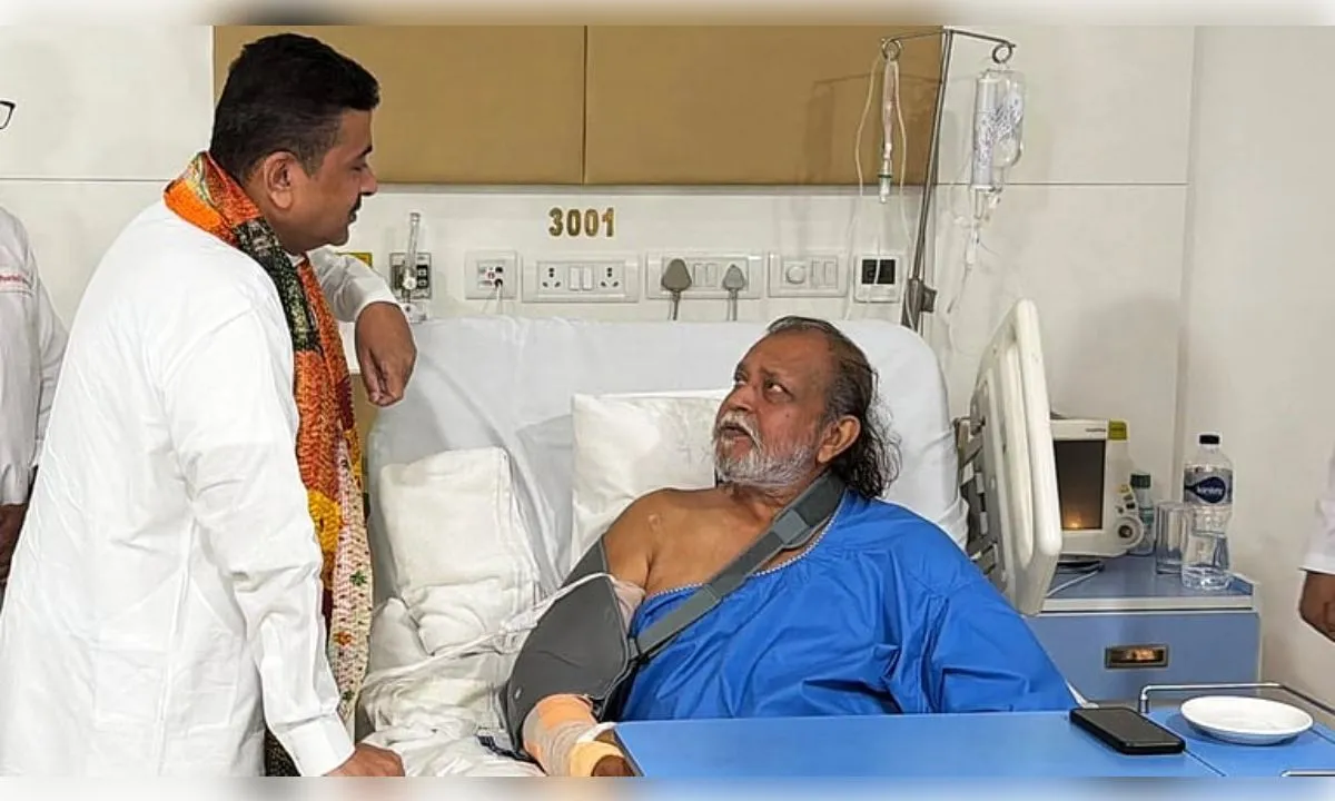 बॉलीवुड के जाने-माने अभिनेता मिथुन चक्रवर्ती के हाथ की सर्जरी