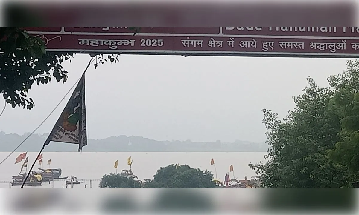 प्रयागराज में बढ़ा गंगा-यमुना का जलस्तर, तटबंध सुरक्षित