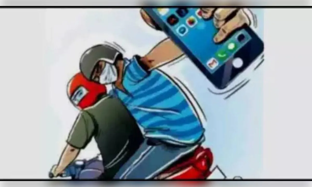  नोएडा में स्कूटी सवार बदमाशों ने एक व्यक्ति का मोबाइल लूटा