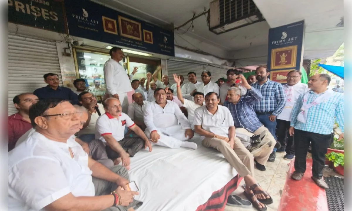 गाजियाबाद में बढ़े हाउस टैक्स के विरोध में व्यापारियों का अनिश्चितकालीन धरना शुरू