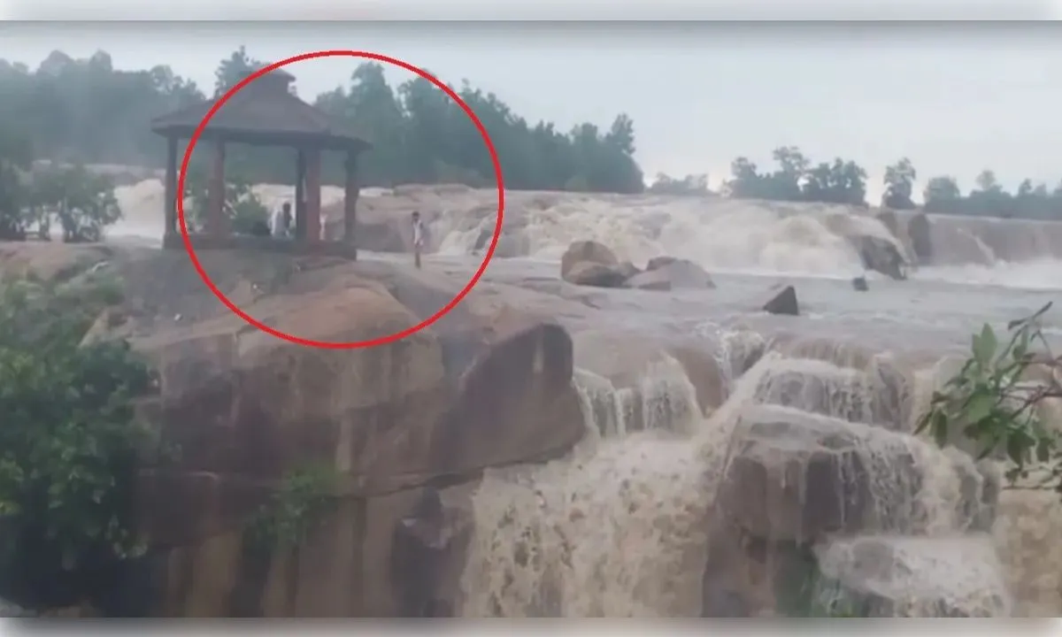 तेज बहाव के बीच रातभर टापू पर फंसे रहे 3 युवक, रेस्क्यू टीम ने बचाया