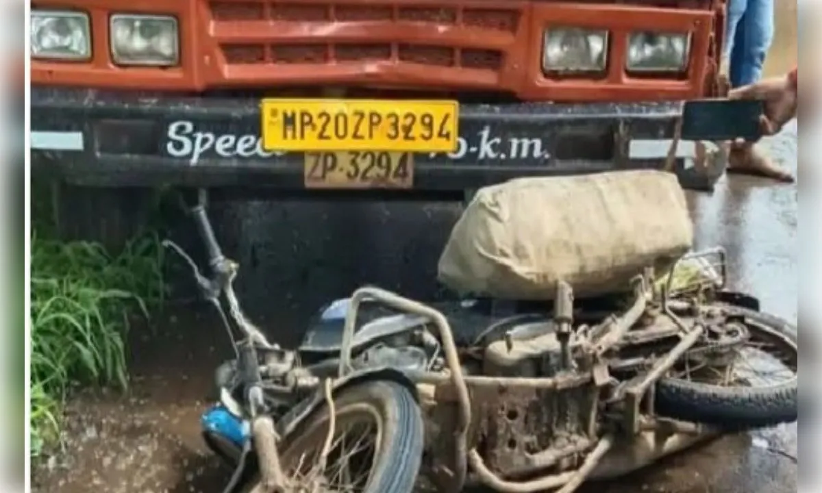 जबलपुर में लोडिंग वाहन की टक्कर से बाइक सवार की मौत