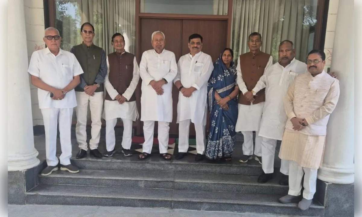 जदयू सांसदों ने की नीतीश कुमार से मुलाकात, सियासी हलचल तेज