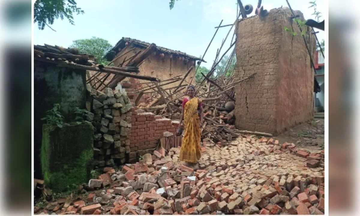 मूसलाधार बारिश ने उजाड़े दो गरीब परिवारों के आशियाने, मकान ढहा