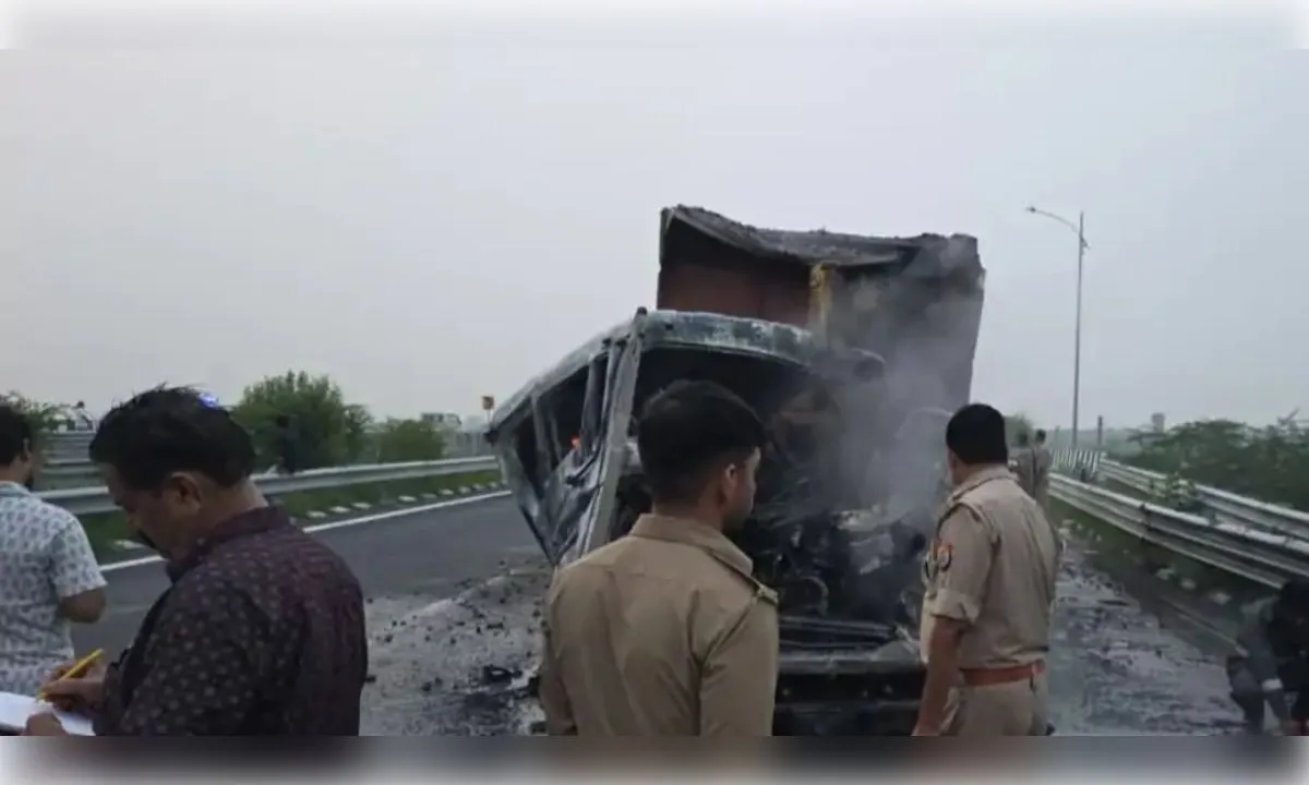 बुंदेलखंड एक्सप्रेस-वे पर दो डंपरों की भिड़ंत में लगी आग, चालक घायल