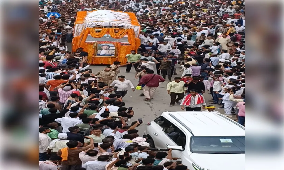 बसपा नेता उमाशंकर सिंह की अंतिम यात्रा में लाखों लाेगाें ने नम आंखाें से दी विदाई
