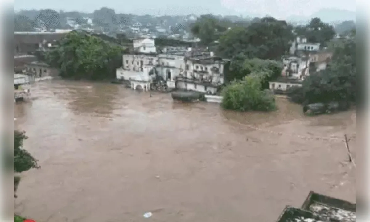 मध्य प्रदेश: कई जिलों में बाढ़ से बिगड़े हालात, भारी बारिश का अलर्ट