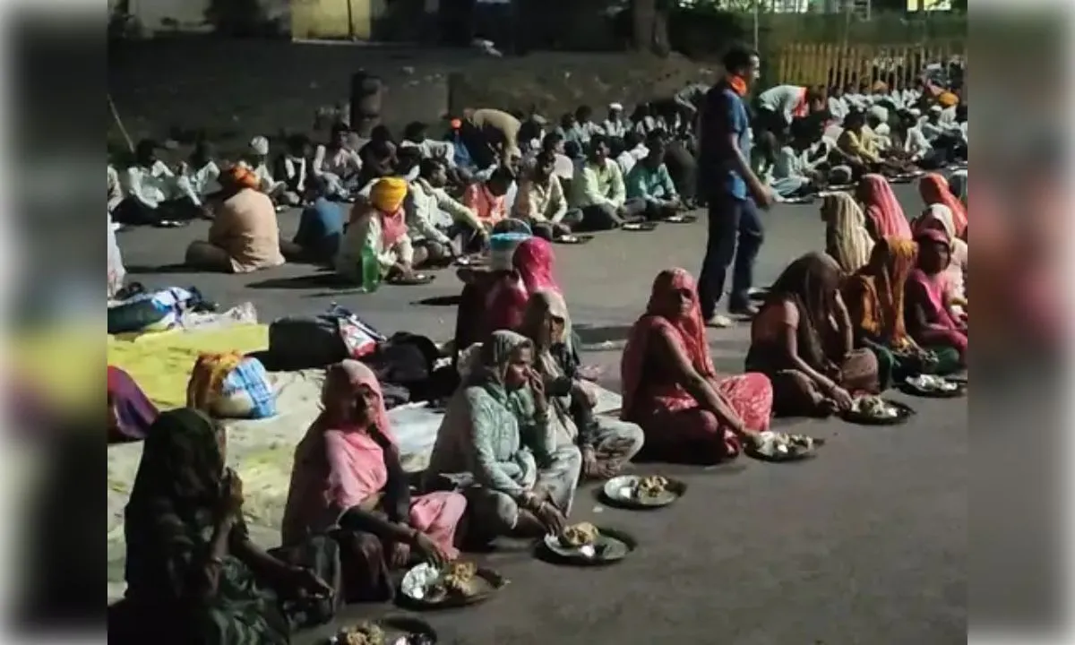 मुआवजे की मांग पर किसानों का धरना जारी, लिखित आश्वासन पर अड़े