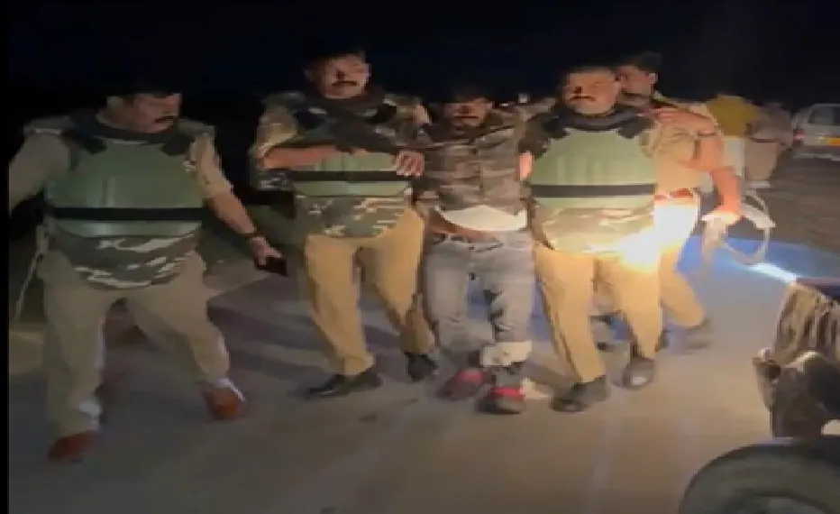 बहराइच में पुलिस मुठभेड़ के बाद बिजली तार चोर गिरोह के 5 शातिर गिरफ्तार