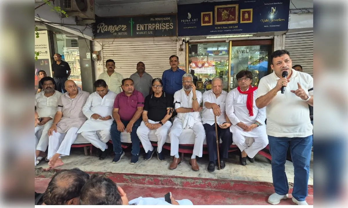 बढ़े हाउस टैक्स के खिलाफ व्यापारियों का धरना तीसरे दिन भी जारी