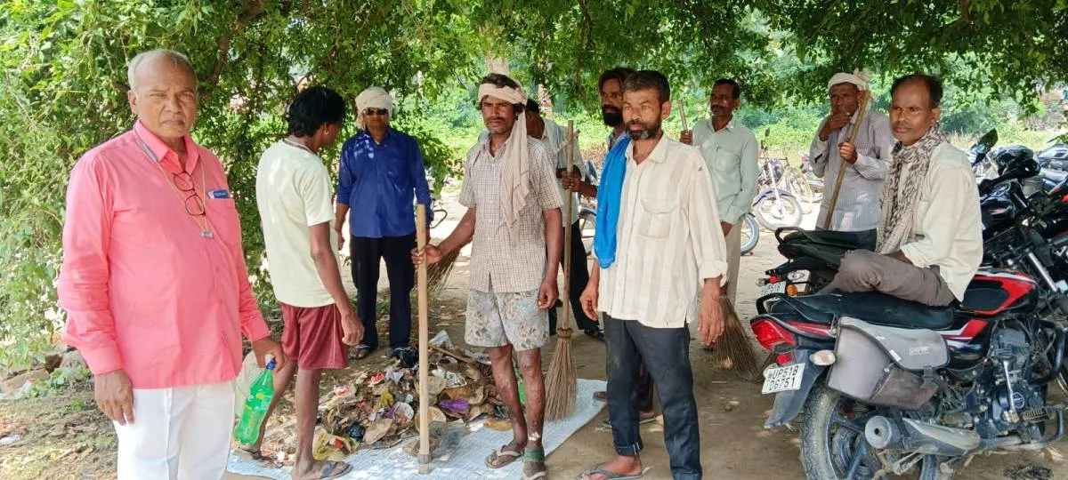समाजसेवी ने तिलकपुर मंदिर के पास चलवाया स्वच्छता अभियान