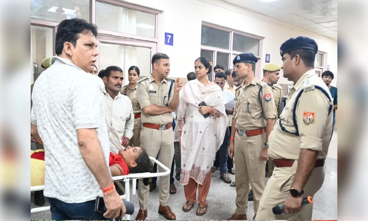 फतेहपुर में पिकअप पेड़ से टकराकर पलटा, 29 घायल
