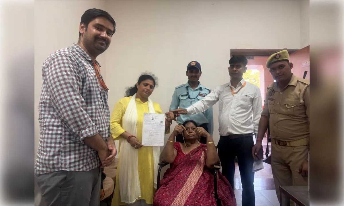 अयोध्या में सेवादार की ईमानदारी, 20 लाख की हीरे जड़ित सोने की चेन महिला को लौटाई