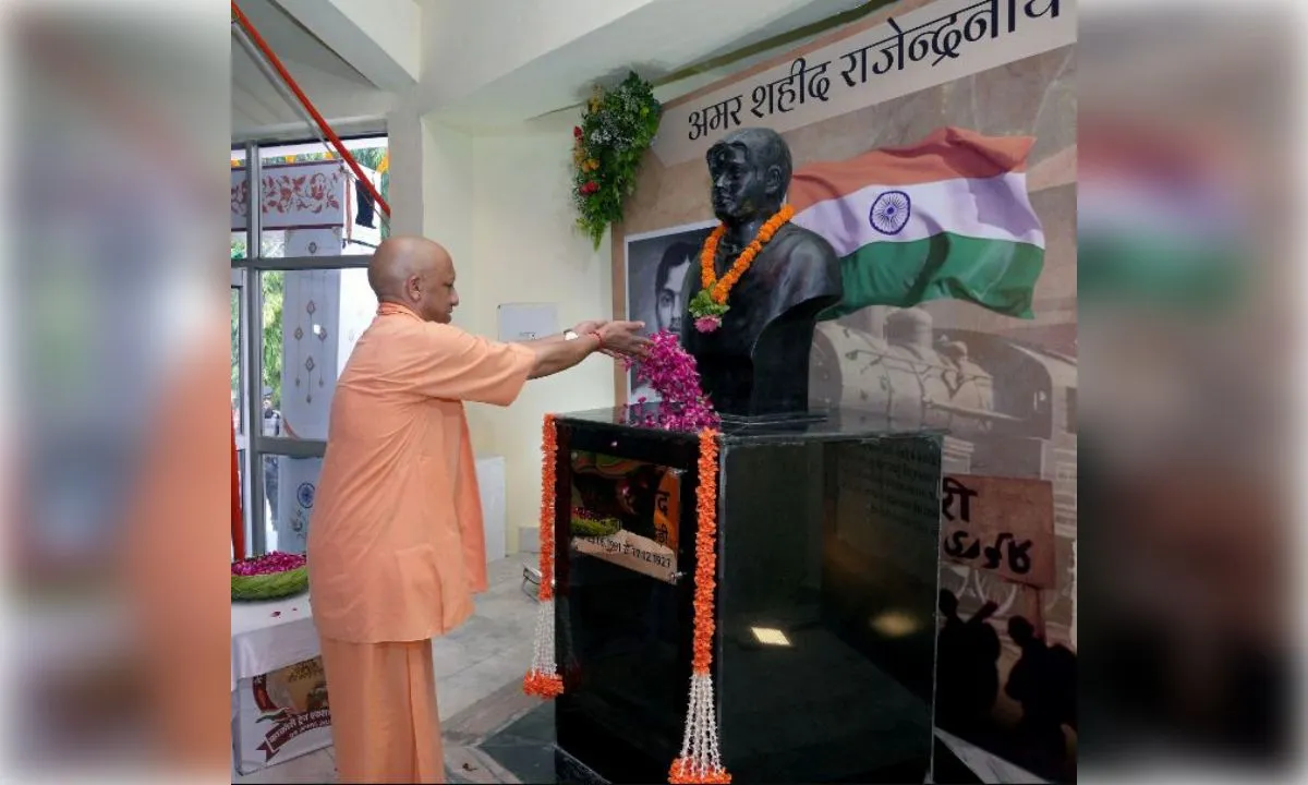 सीएम ने राष्ट्रनायकों की प्रतिमा पर किया माल्यार्पण,बच्चों संग ली सेल्फी