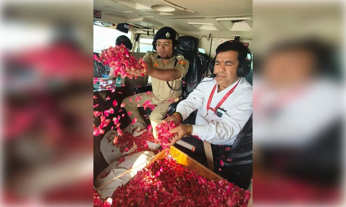  गाजियाबाद-हापुड़ में हेलीकॉप्टर से कांवड़ियों पर हुई पुष्प वर्षा