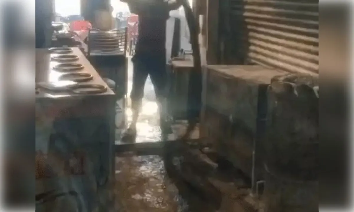 होटल नाज में देर रात लगी भड़की आग, लाखों का सामान जलकर खाक