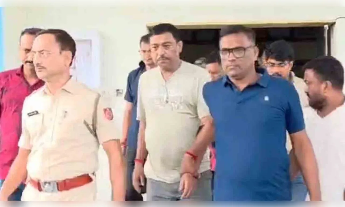 पुलिस हिरासत में पूर्व तृणमूल विधायक सनत दे पर लगे ‘चोर-चोर’ के नारे