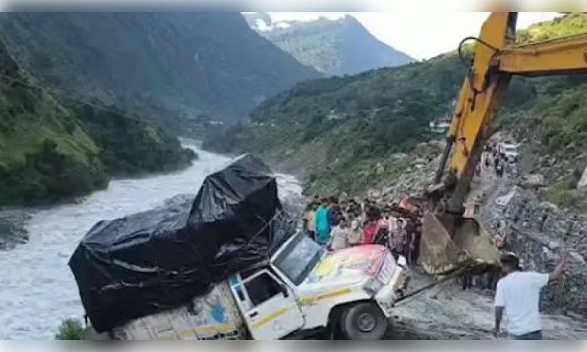 गंगोत्री हाईवे पर बाल-बाल बचे कांवड़िए, गंगा में गिरने से बचा वाहन