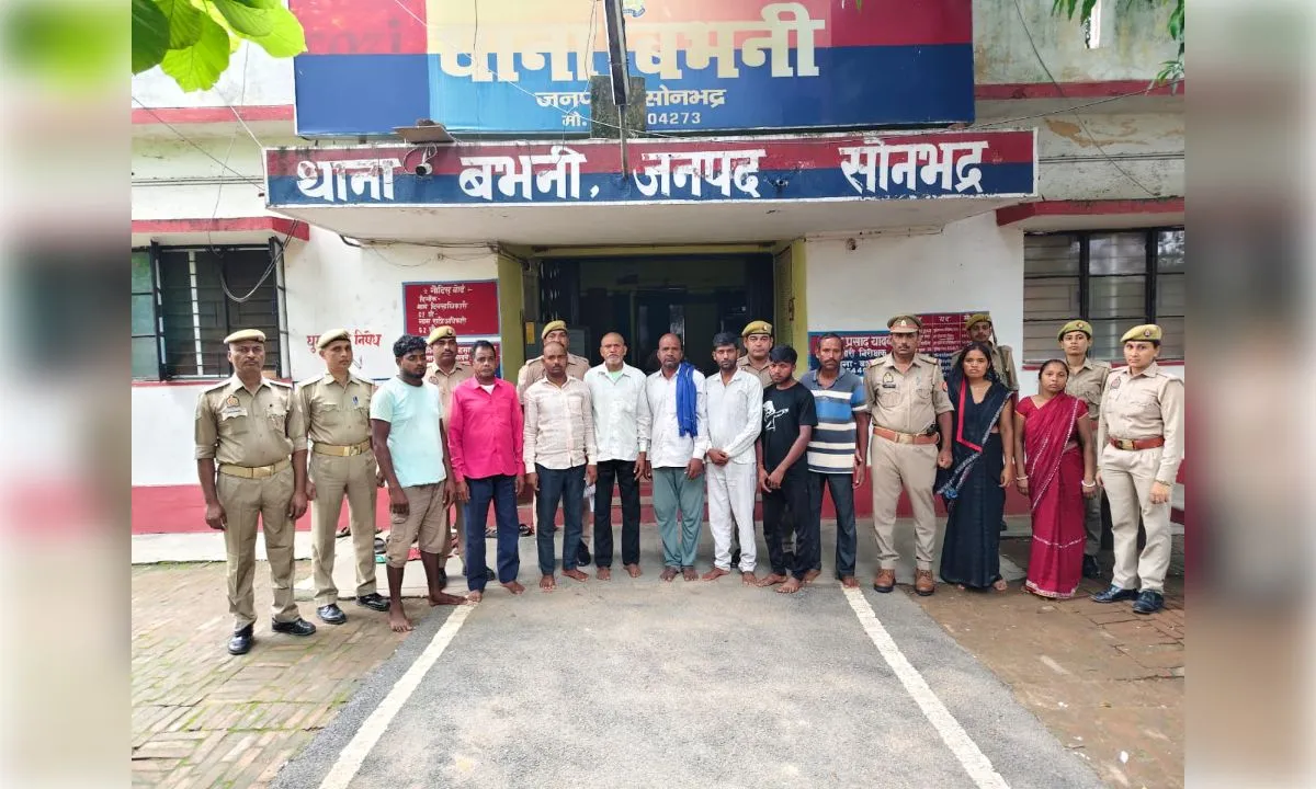 सोनभद्र में छेड़खानी का आरोप लगाकर युवक का सिर मुंडवाया