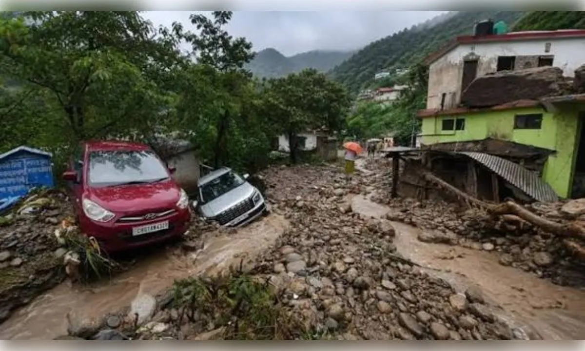 मूसलाधार बारिश से आफत, रौद्र रूप' में दिखा झरना