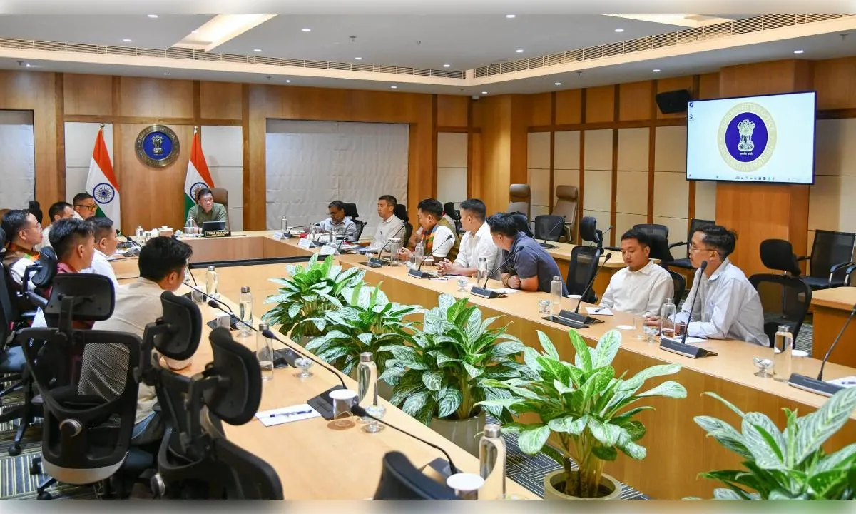 वाइब्रेंट विलेजेज़ पर खांडू की बैठक, पलायन रोकने पर जोर