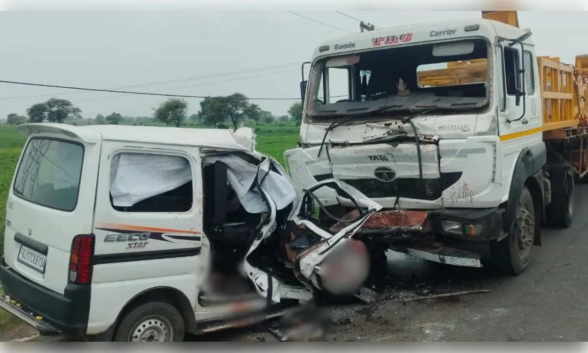 धार में भीषण सड़क हादसा, ट्रॉले की टक्कर से 6 युवकों की दर्दनाक मौत
