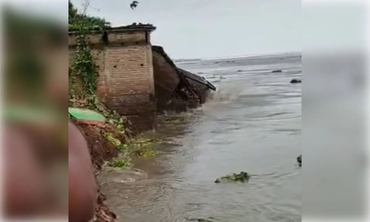 भागलपुर में गंगा का भीषण कटाव, नदी में समाए कई घर