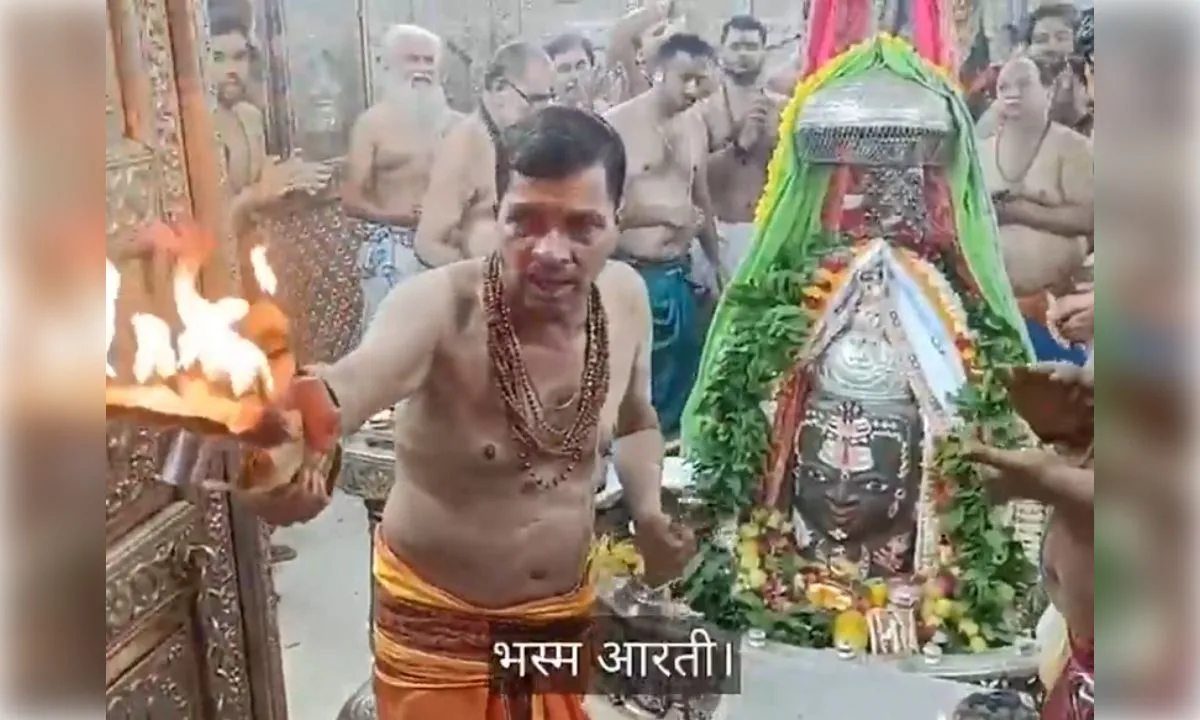 श्रावण के दूसरे सोमवार महाकाल का राजा स्वरूप में दिव्य शृंगार