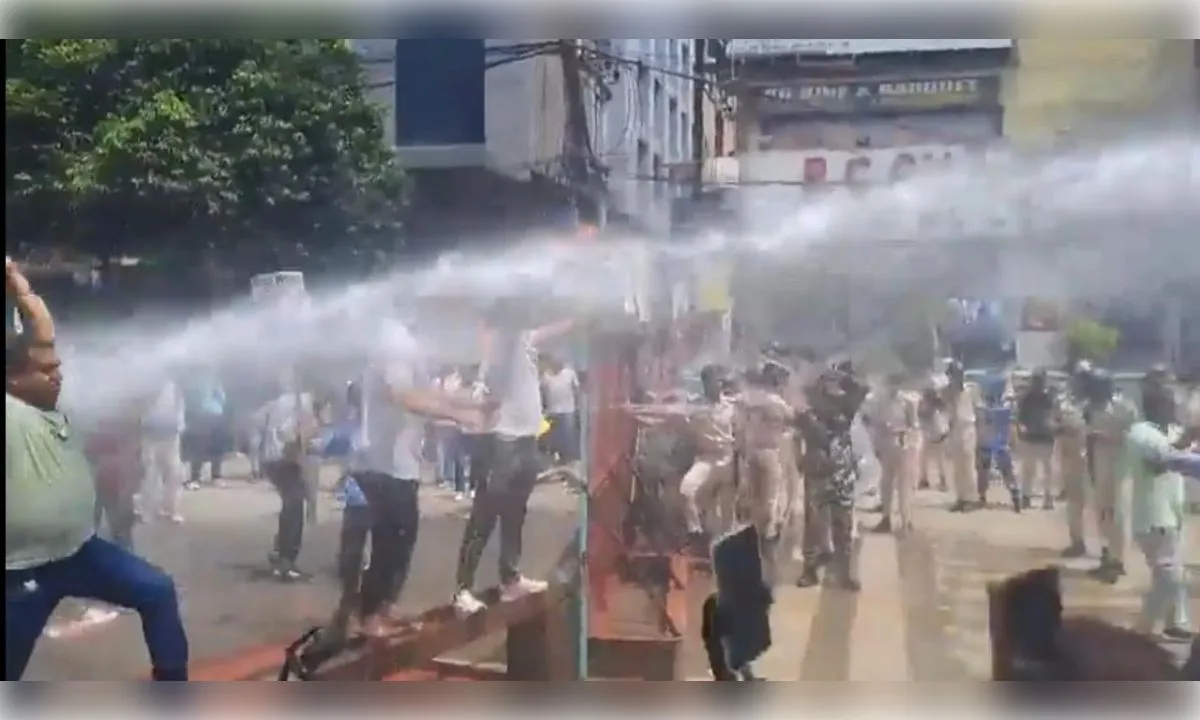 सरकारी नौकरी की मांग लेकर सड़क पर उतरे छात्र, वाटर कैनन से रोका
