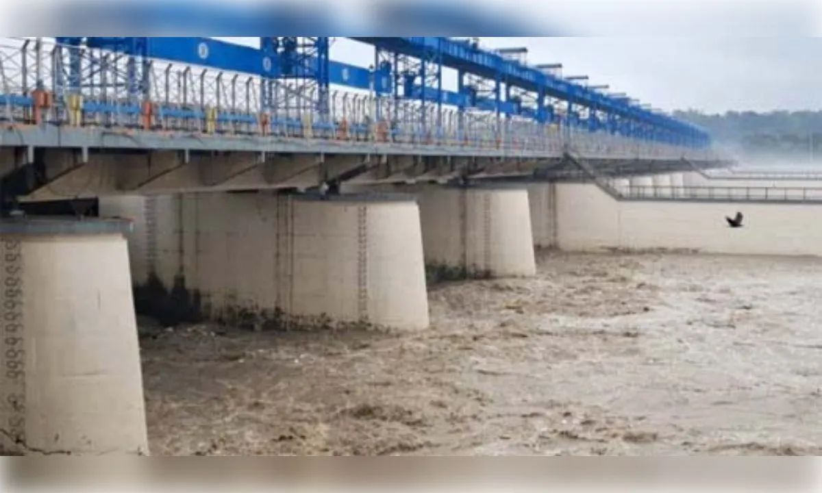 हरिद्वार में गंगा का रौद्र रूप, चेतावनी स्तर पार होते ही बढ़ी चिंता