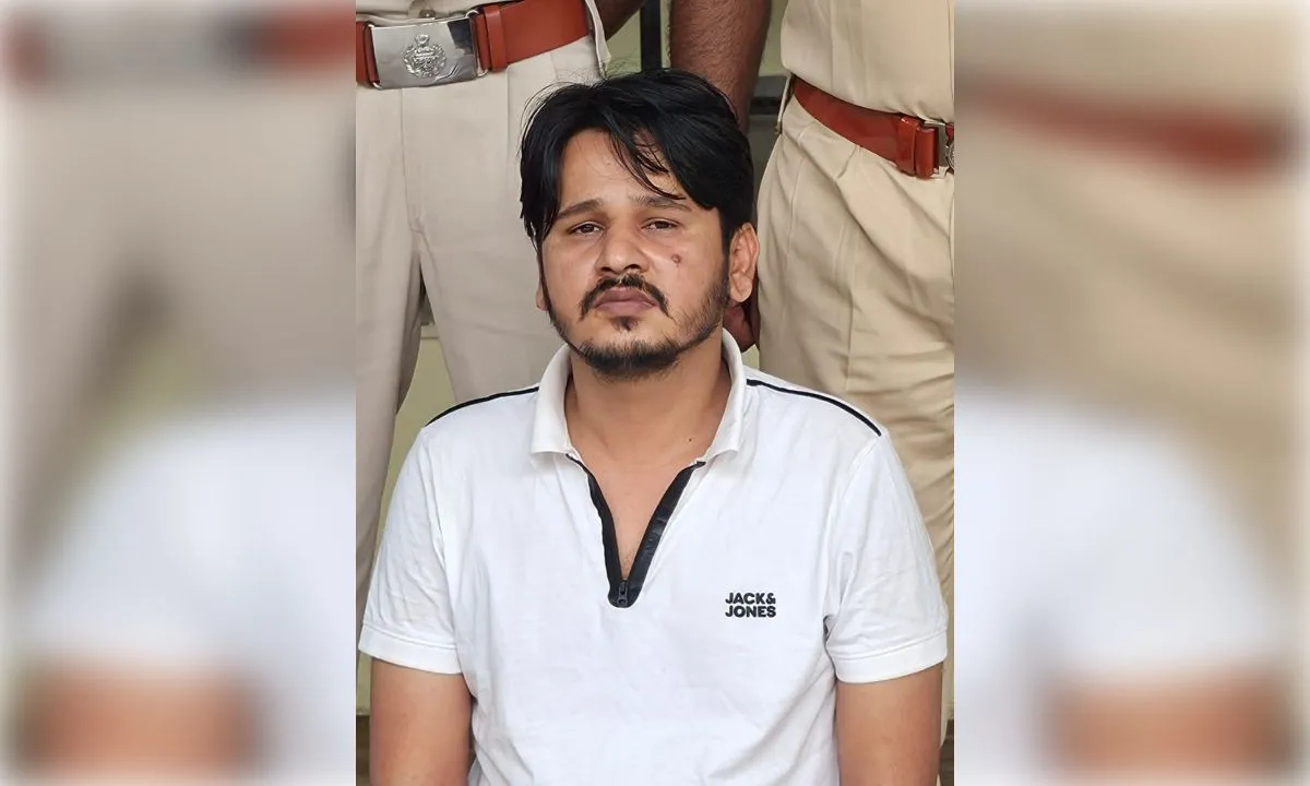 8.30 करोड़ की कपड़ा धोखाधड़ी का मास्टरमाइंड गिरफ्तार, दुबई से लौटते ही पुलिस ने दबोचा