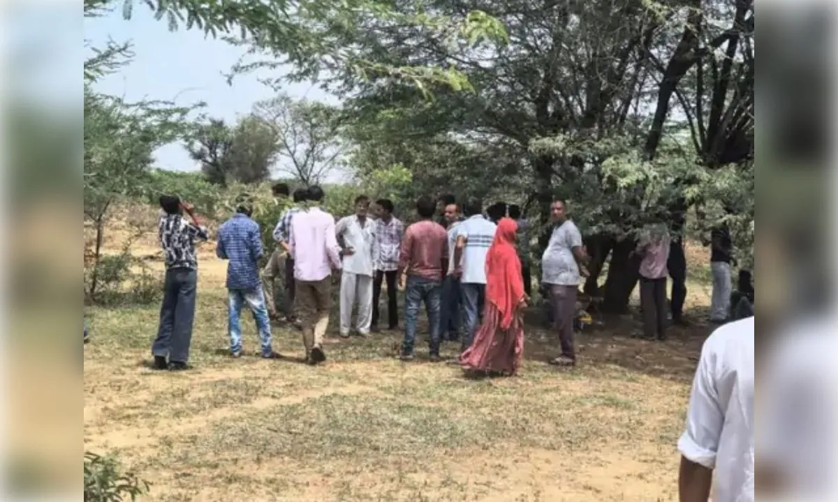 पानी लेने निकले परिवार पर गिरा बिजली पोल, पिता-पुत्र की मौत