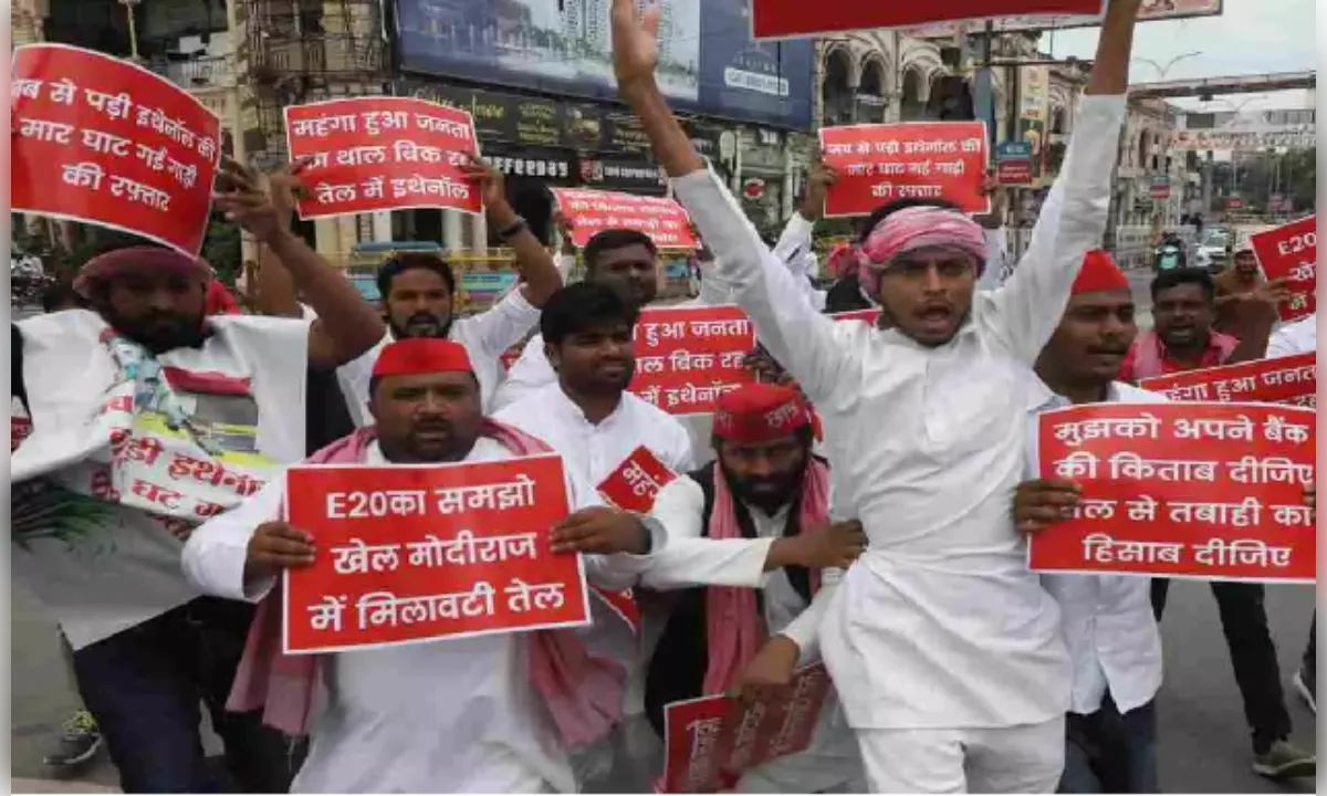 लखनऊ में E20 पेट्रोल को लेकर सपा कार्यकर्ताओं का प्रदर्शन 