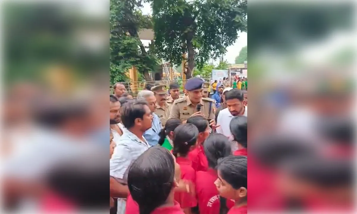 लखनऊ में शिक्षकों की कमी पर छात्रों का प्रदर्शन, सड़क जाम